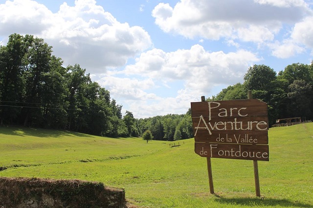 Pour une sortie en famille ou entre amis, la magnifique vallée de Fontdouce s’offre à vous le long du Parc Aventure de Fontdouce et de ses parcours accrobranche  !
